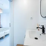White Apartment, Town Centre Apartament