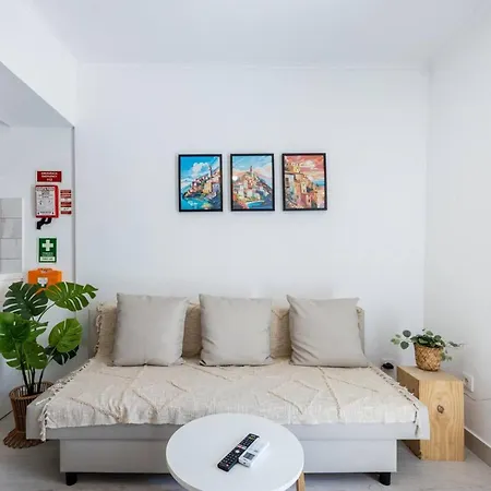 White Apartment, Town Centre Apartment