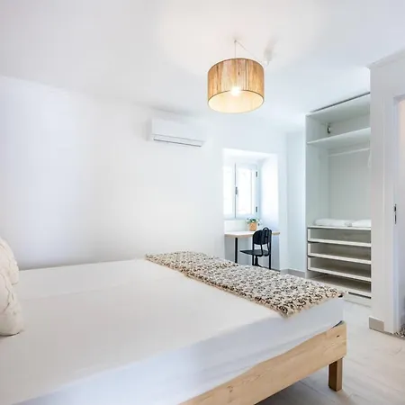 White Apartment, Town Centre *