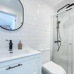 White Apartment, Town Centre *